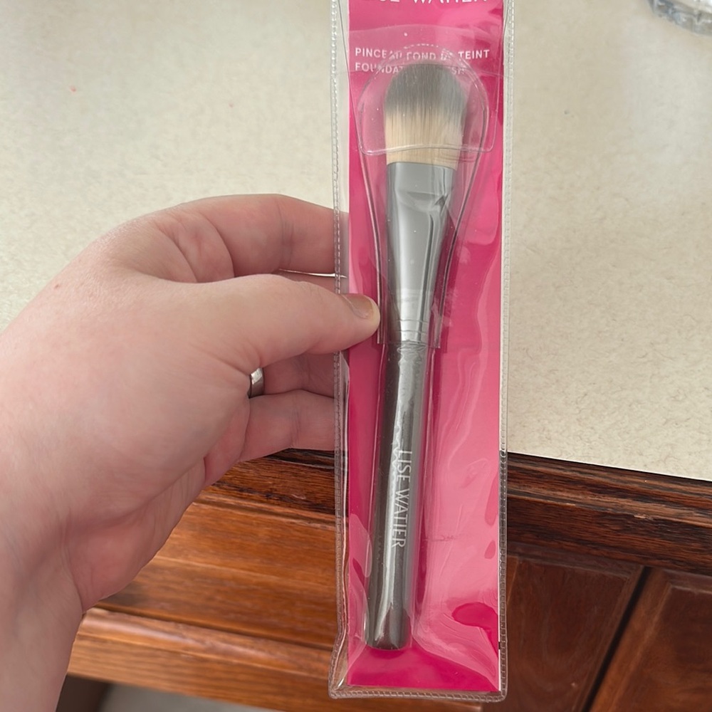 Silver Makeup Brush with Synthetic Bristles